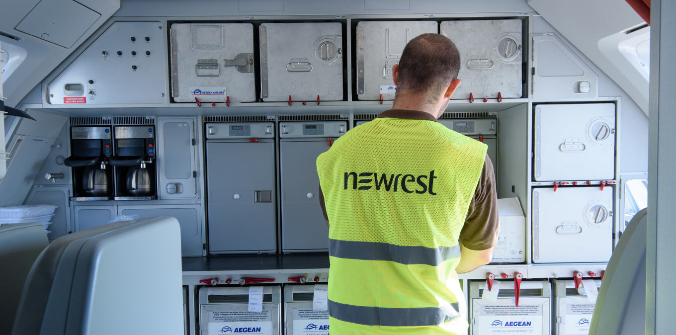 Un agent du Groupe Newrest est en train de charger les repas sur la compagnie aérienne Galley