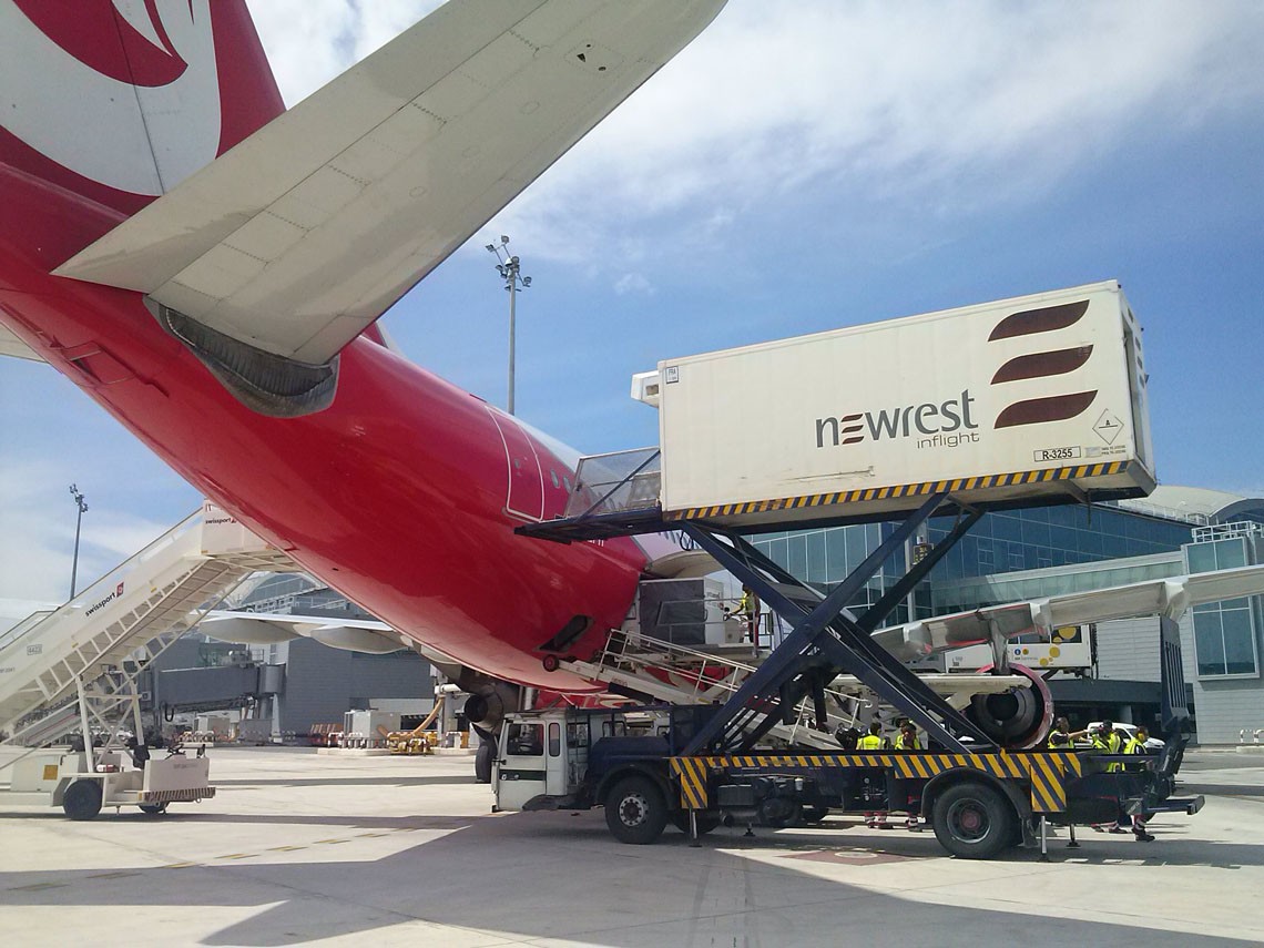 Avion au sol approvisionné par un camion de chez Newrest à Alicante