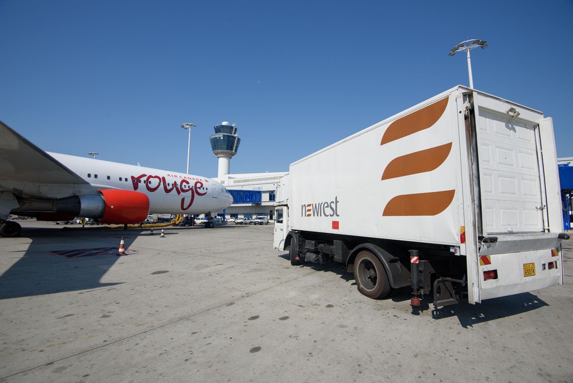 Avion au sol servit par un camion de Newrest à Athènes