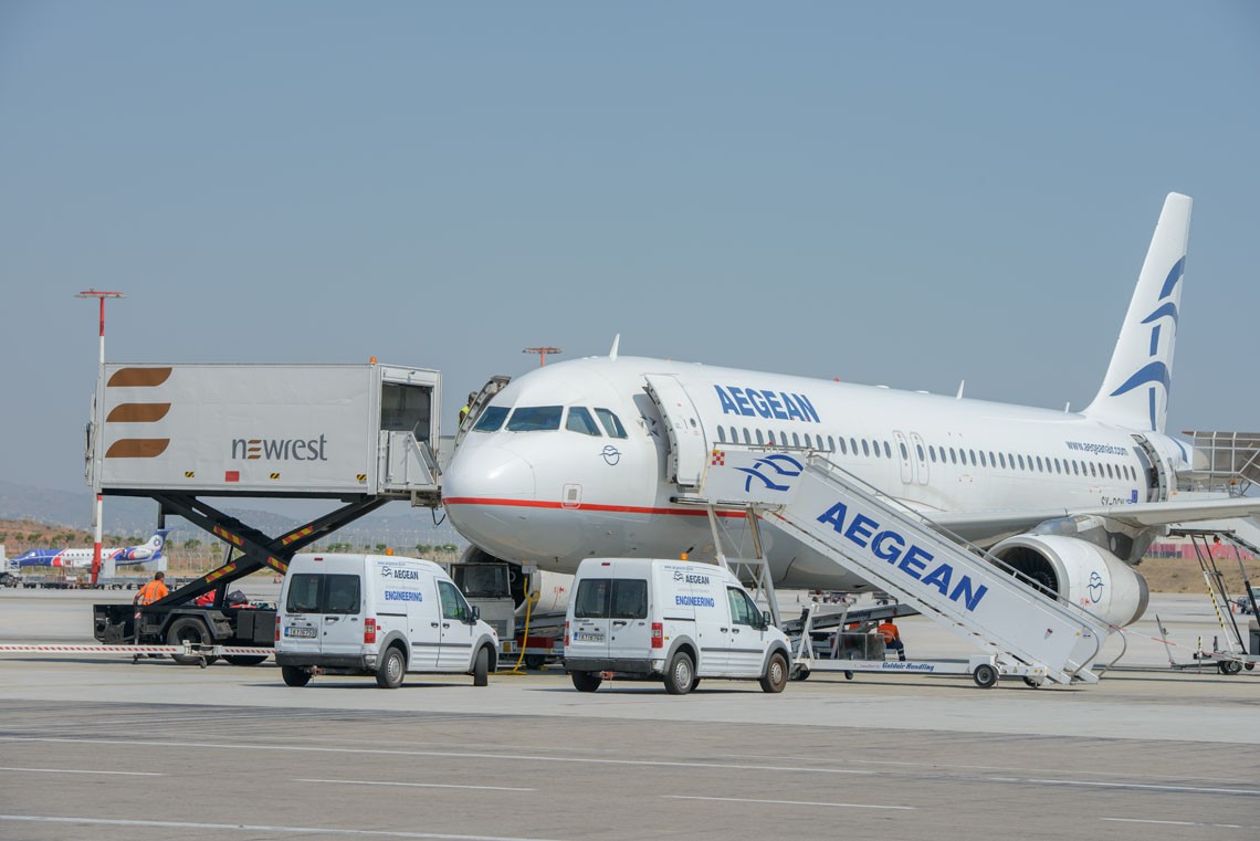 Avion au sol servit par un camion de Newrest à Athènes