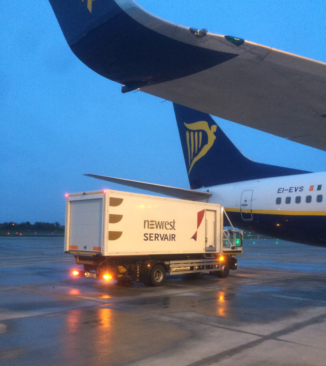 Avion au sol servit par un camion de Newrest à Charleroi