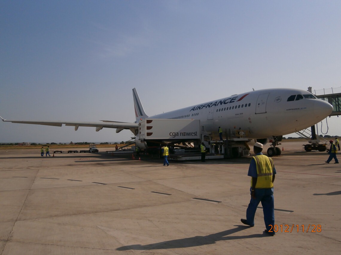 Avion au sol sur l'unité de production à Conakry