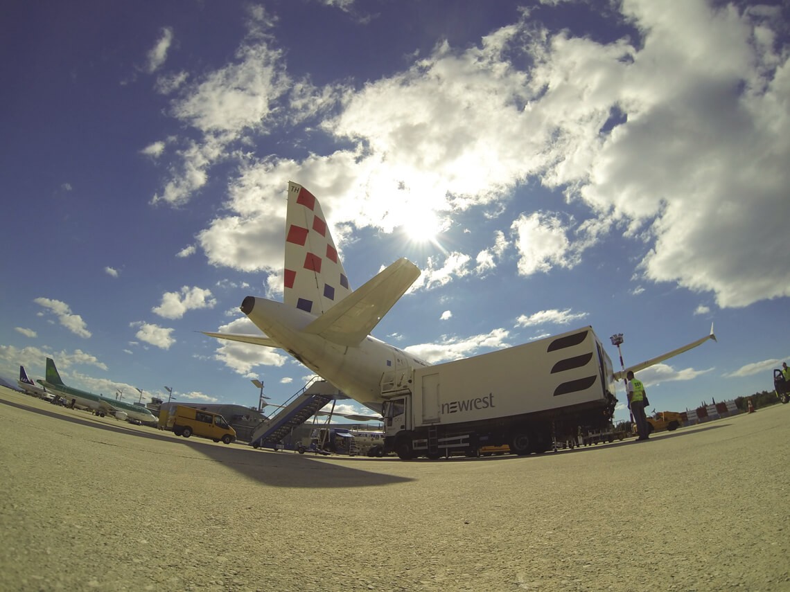 Avion au sol avec un camion de Newrest à Dubrovnik