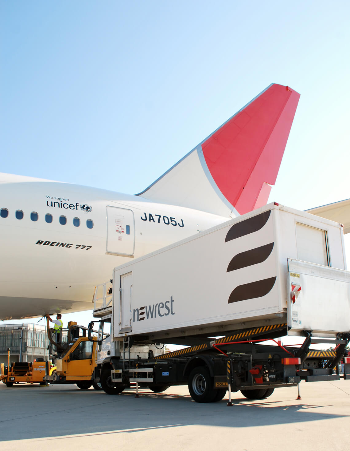 Avion au sol avec un camion de Newrest à Dubrovnik