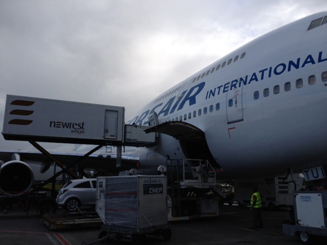 Avion au sol avec un camion de Newrest à Fort de France