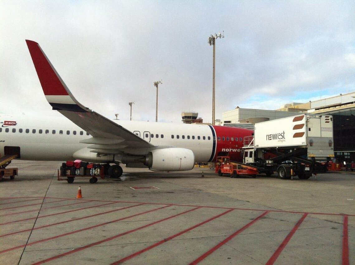 Avion au sol approvisionné par une camion Newrest à Las Palmas