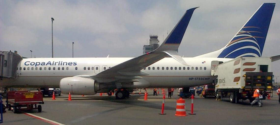 Avion au sol avec un camion Newrest à Lima