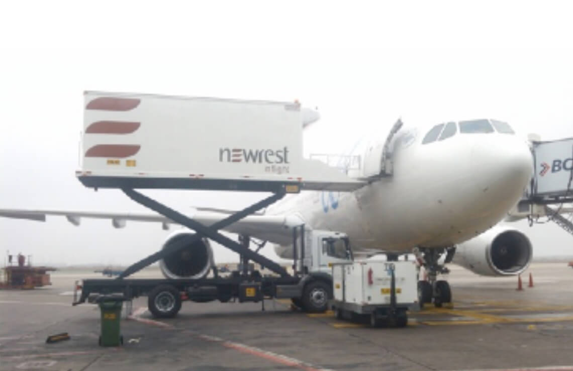 Avion au sol avec un camion Newrest à Lima