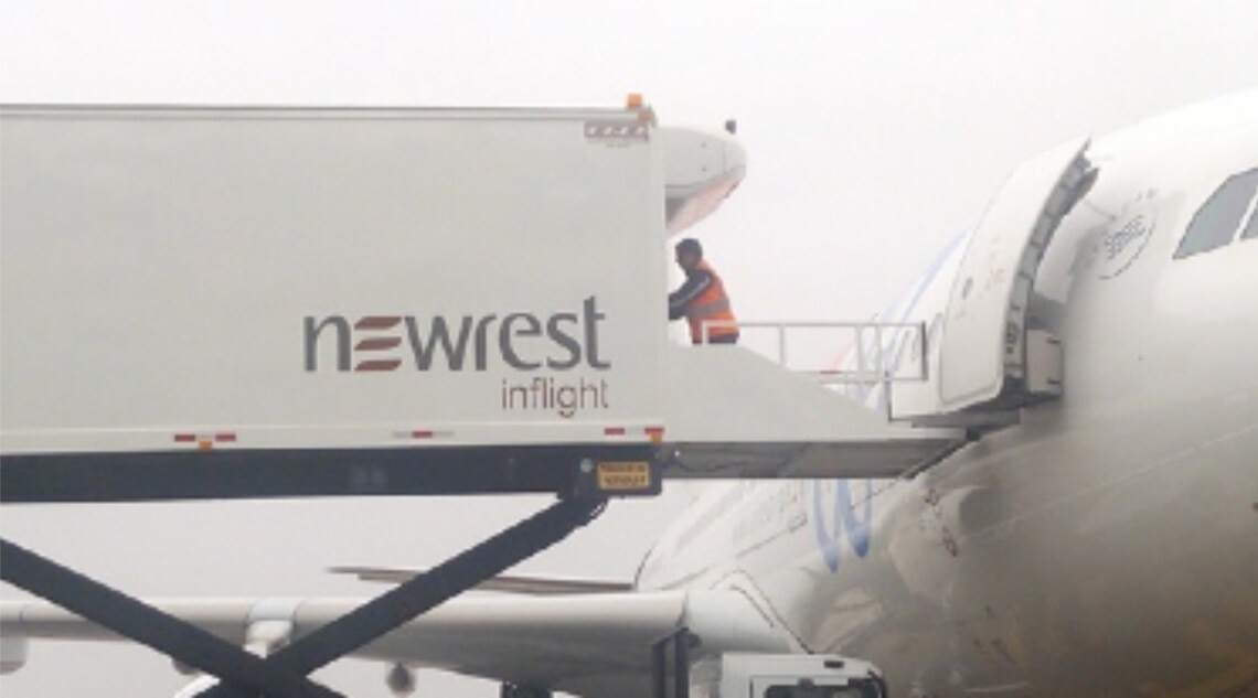 Avion au sol avec un camion Newrest à Lima