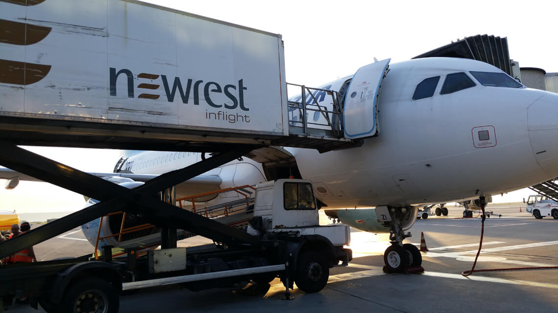 Avion au sol à l'aéroport de Marseille, se faisant livré par un camion Newrest