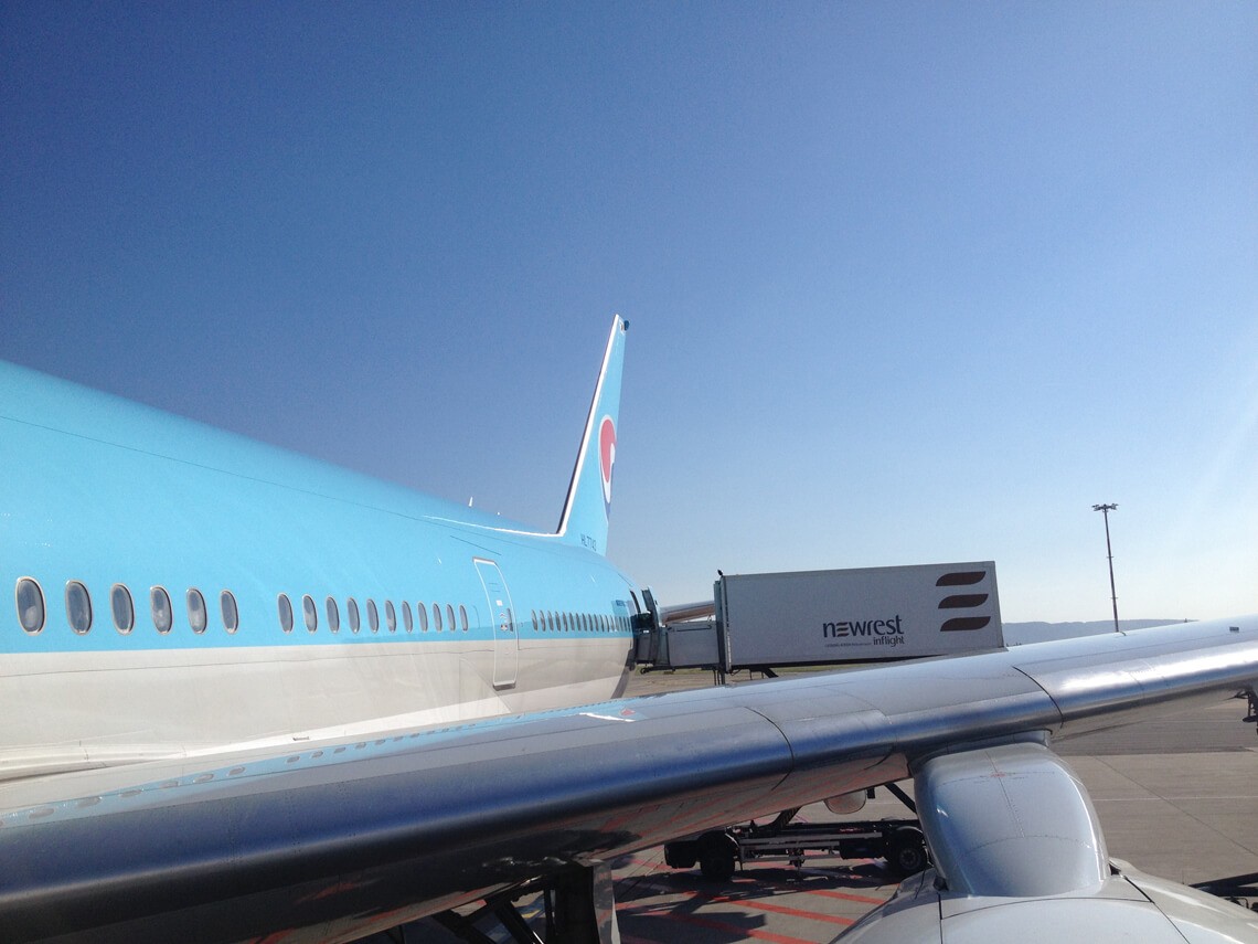 Avion au sol à l'aéroport de Marseille, se faisant livré par un camion Newrest