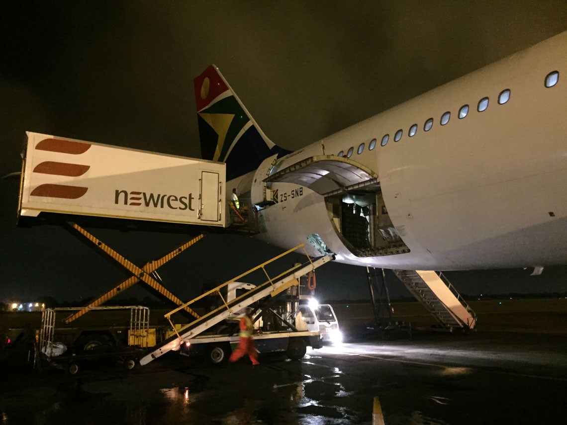 Avion au sol avec un camion de Newrest à Accra