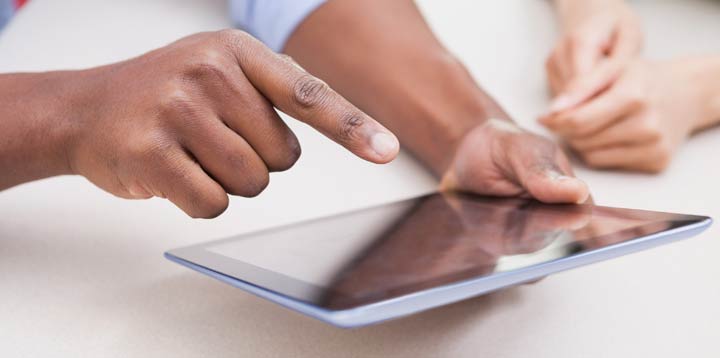 Tablette tactile utilisée par une personne