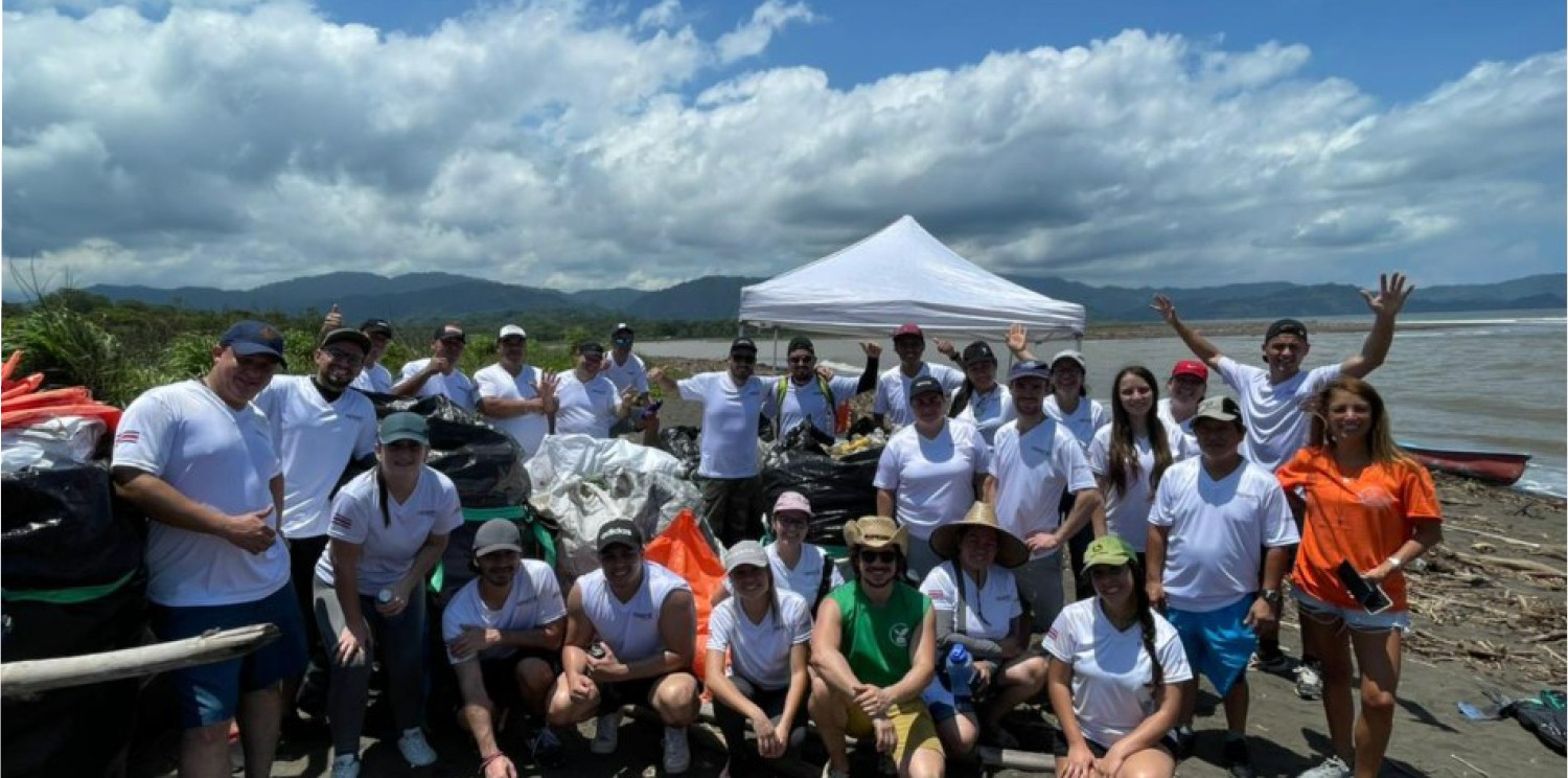 El equipo de Newrest en Costa Rica recoge 500 kilos de plástico en una playa