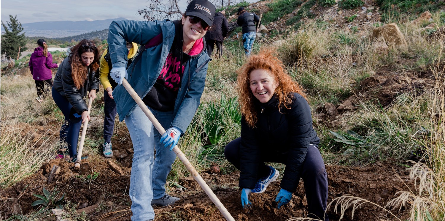 Plantation d’arbres au Mont Ymittos par Newrest Grèce
