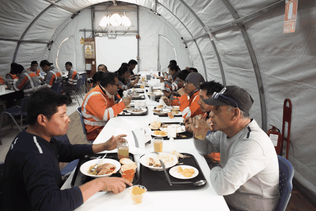 Newrest mobilized team having meals together